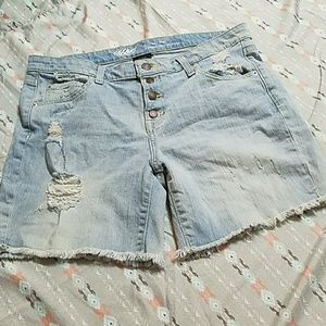 Distressed boyfriend shorts